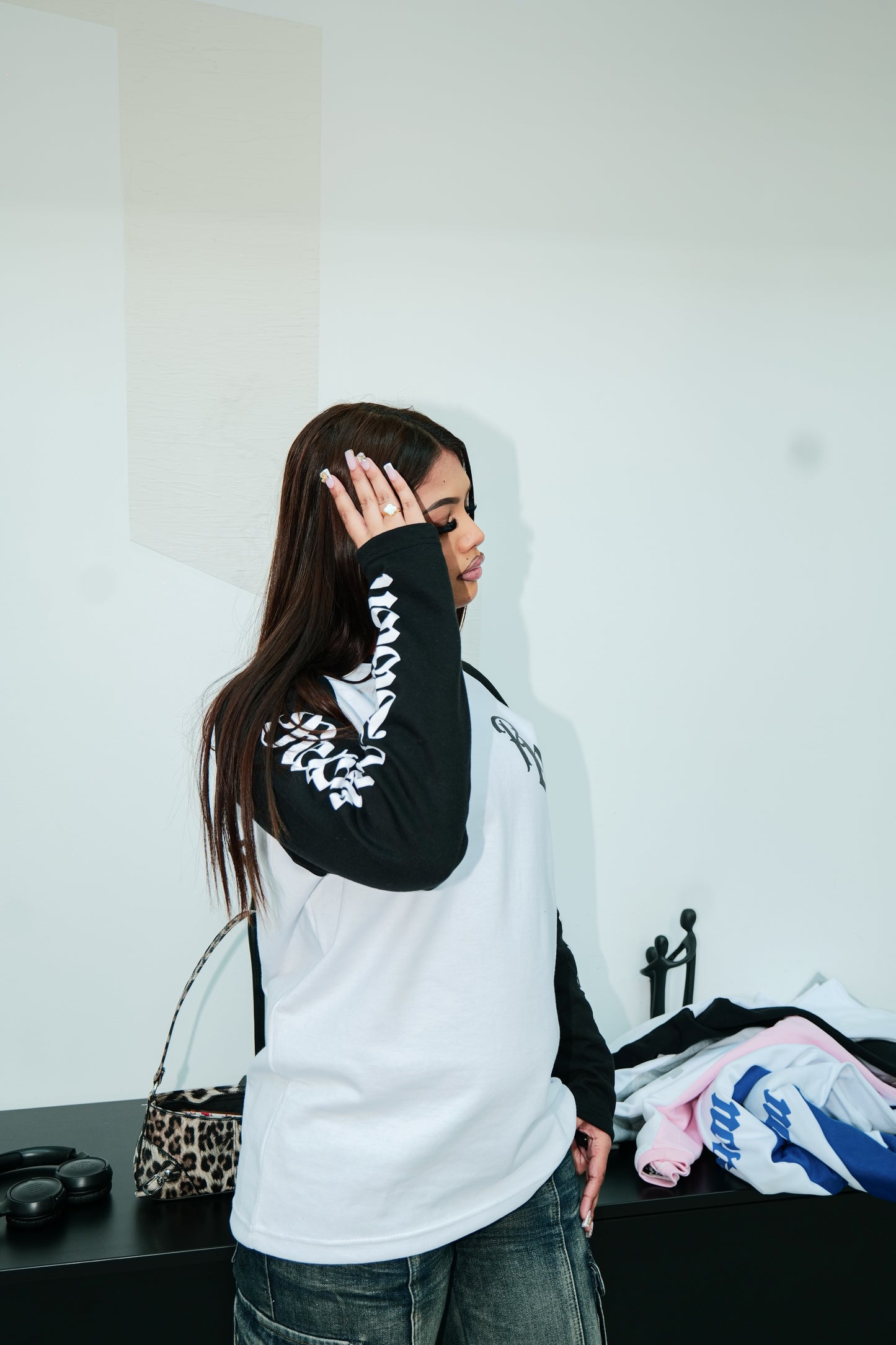 BLACK/WHITE LONGSLEEVE TEE